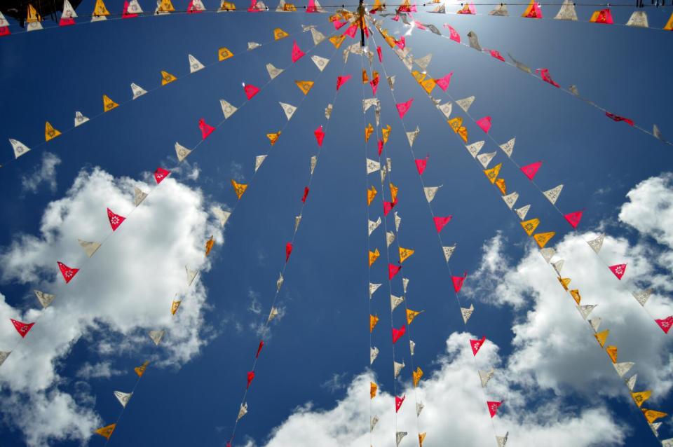 Papel picado decora San Juan Mixtepec en tiempos de festivales y celebraciones.