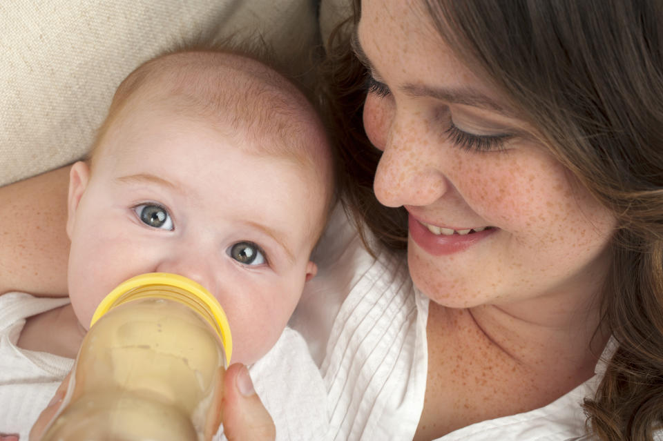 Ein Vater fordert, dass seine Frau die Kosten für das Milchpulver selbst zahlen soll. Das kommt nicht gut an. (Symbolbild: Getty Images)