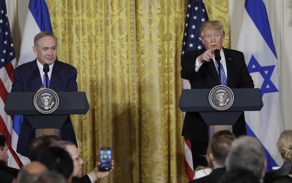 El presidente Donald Trump y el primer ministro israelí Benjamin Netanyahu participan de una conferencia de prensa conjunta en la Casa Blanca, Washington, miércoles 15 de febrero de 2017. (AP Photo/Evan Vucci)