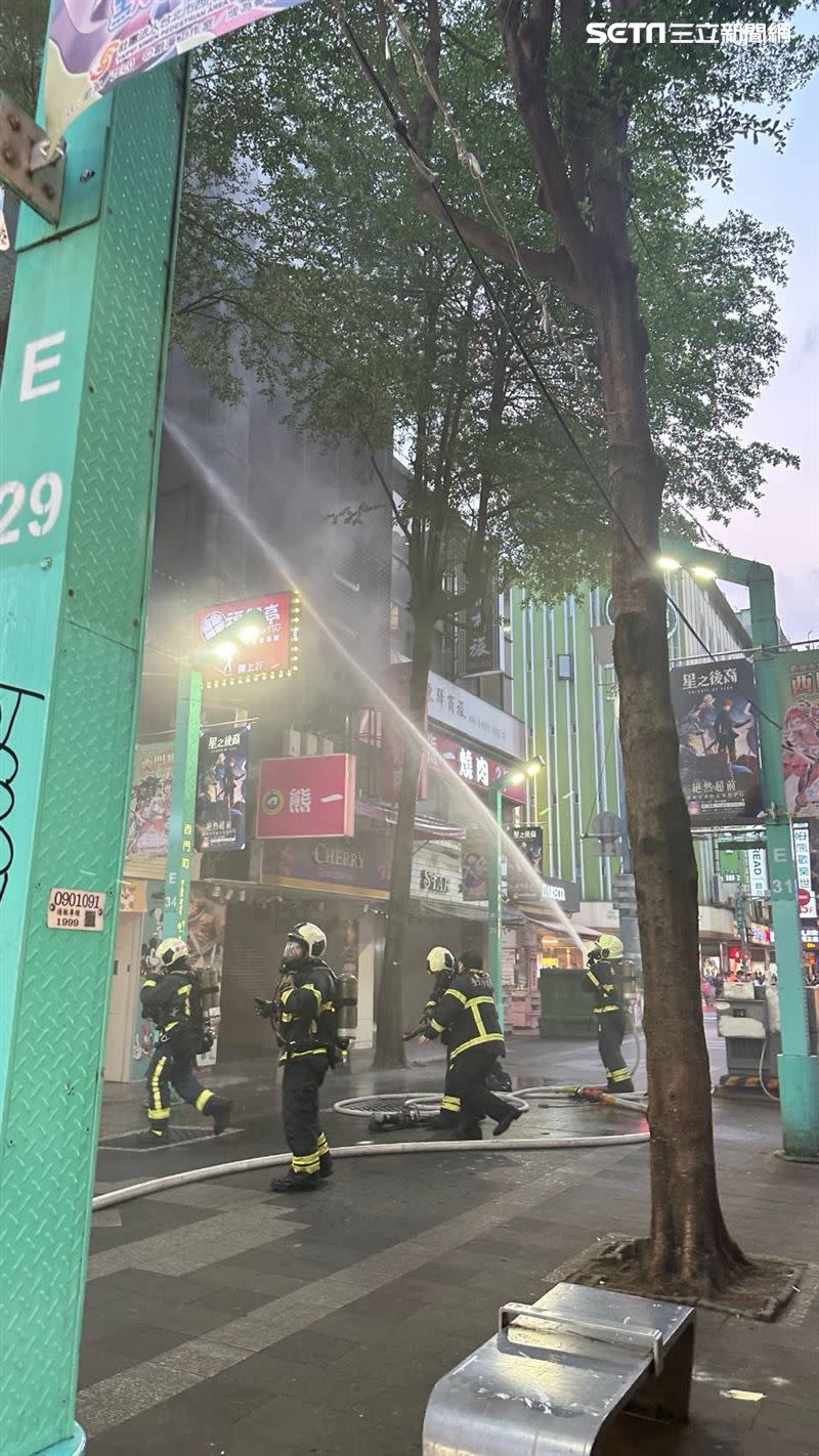 台北市西門町熊一燒肉餐廳發生火警。（圖／翻攝畫面）