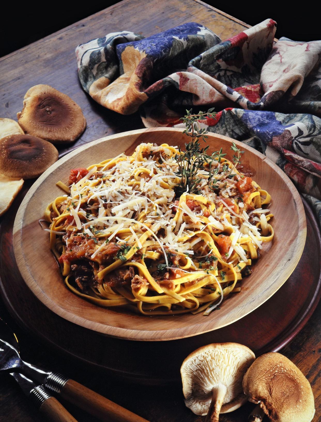 Fettuccine with mushrooms and meat