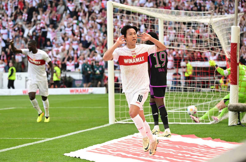 Stuttgart's Wooyeong Jeong celebrates scoring his side's second goal during the German Bundesliga soccer match between VfB Stuttgart and Bayern Munich at MHPArena. Bernd Weißbrod/dpa