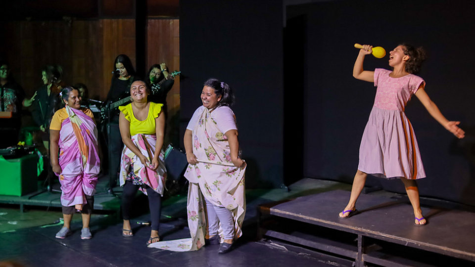 Wendy Hernández, Magaly Lemus, Magdalena Henríquez y Mariam Santamaría en una escena de &quot;Si vos no hubieras nacido&quot;, de La Cachada Teatro.