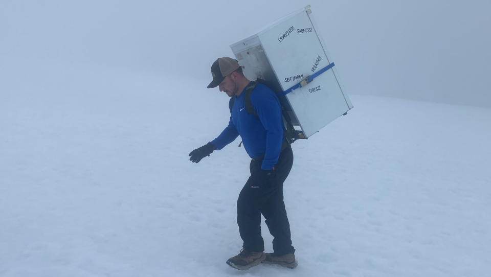 Michael Copeland atraviesa un terreno nevado en Ben Nevis en Escocia.  (SWNS)