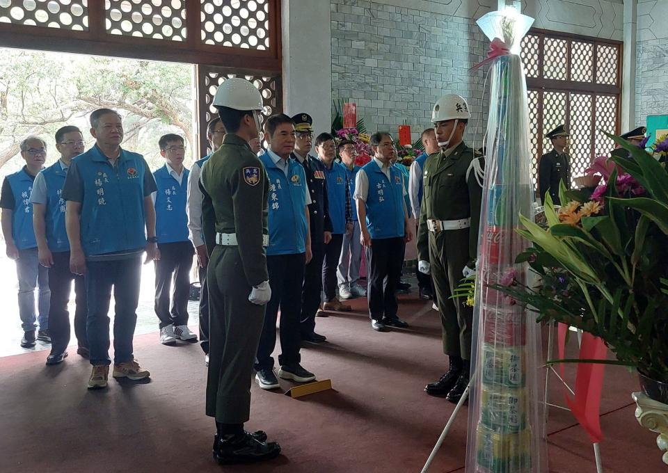 圖說一：苗栗縣各界113年春祭陣亡官兵及殉職烈士暨遙祭黃陵聯合祭典29日於苗栗市貓裏山忠烈祠舉行，苗栗縣長鍾東錦擔任主祭官。（記者鄭伯利攝）。