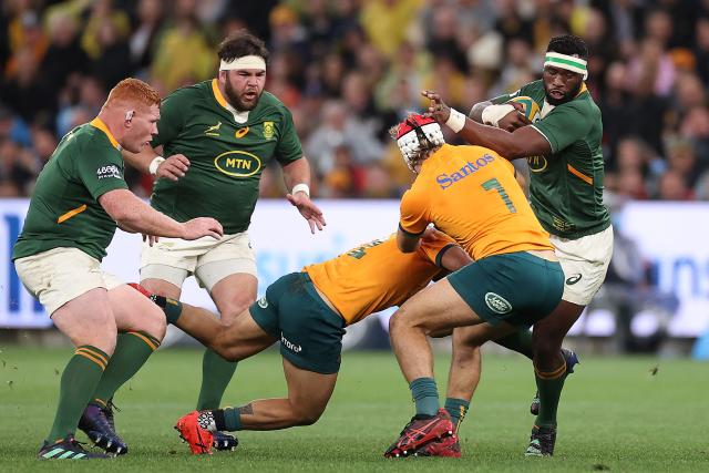 Eben Etzebeth's giant frame revealed after jersey rip in scuffle