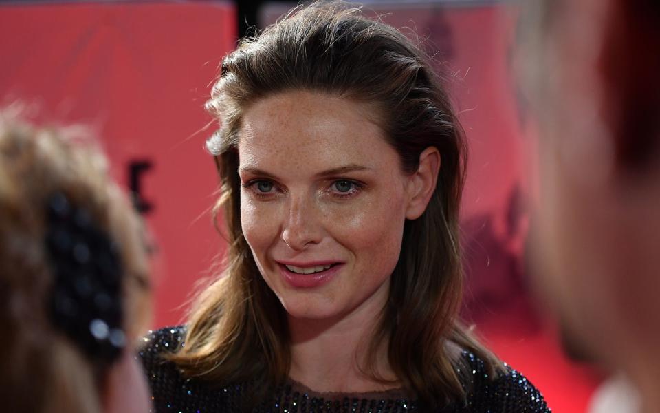Rebecca Ferguson war zuletzt in "Mission: Impossible 6" wieder als Agentin Ilsa Faust zu sehen. Ihren Durchbruch feierte die schwedische Schauspielerin 2013 mit ihrer preisgekrönten Rolle in der Miniserie "The White Queen". Bereits drei Jahre zuvor machte ihre Namensvetterin Schlagzeilen ... (Bild: 2018 Getty Images/Gareth Cattermole)