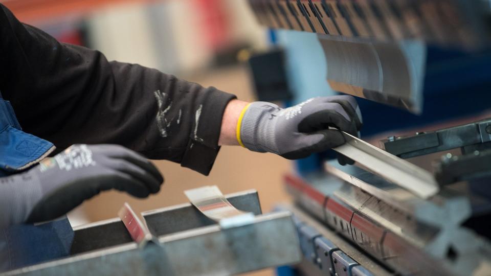 Metallpresse in einer Produktionshalle: In Deutschland würden rund 4,6 Millionen Menschen gerne mehr arbeiten.