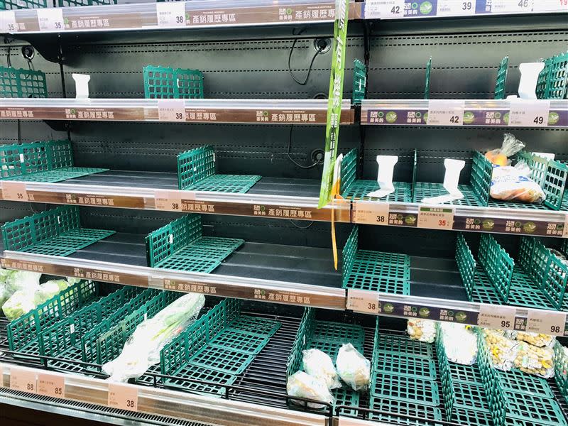 超市生鮮區幾乎被清空。（圖／翻攝自臉書社團「爆廢公社公開版」）