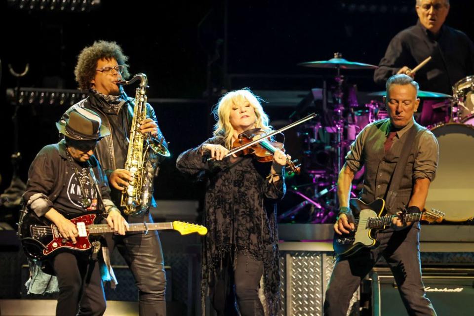(L-R) Nils Lofgren, Jake Clemons, Soozie Tyrell, Bruce Springsteen, and Max Weinberg rockin’ the Kia Forum (Credit: Amy Sussman/Getty Images)