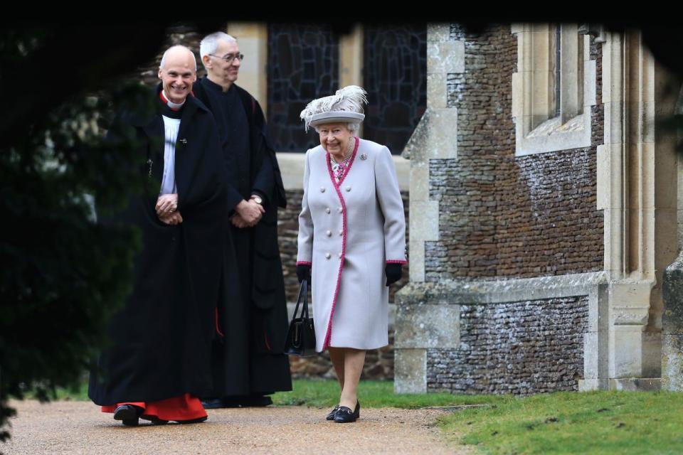 Queen Elizabeth II verlässt die St. Mary Magdalene Kirche nach dem Weihnachtsgottesdienst auf der Sandringham Estate im Jahr 2018. [Getty]