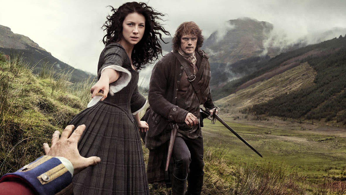  Catríona Balfe and Sam Heughan in Outlander. 