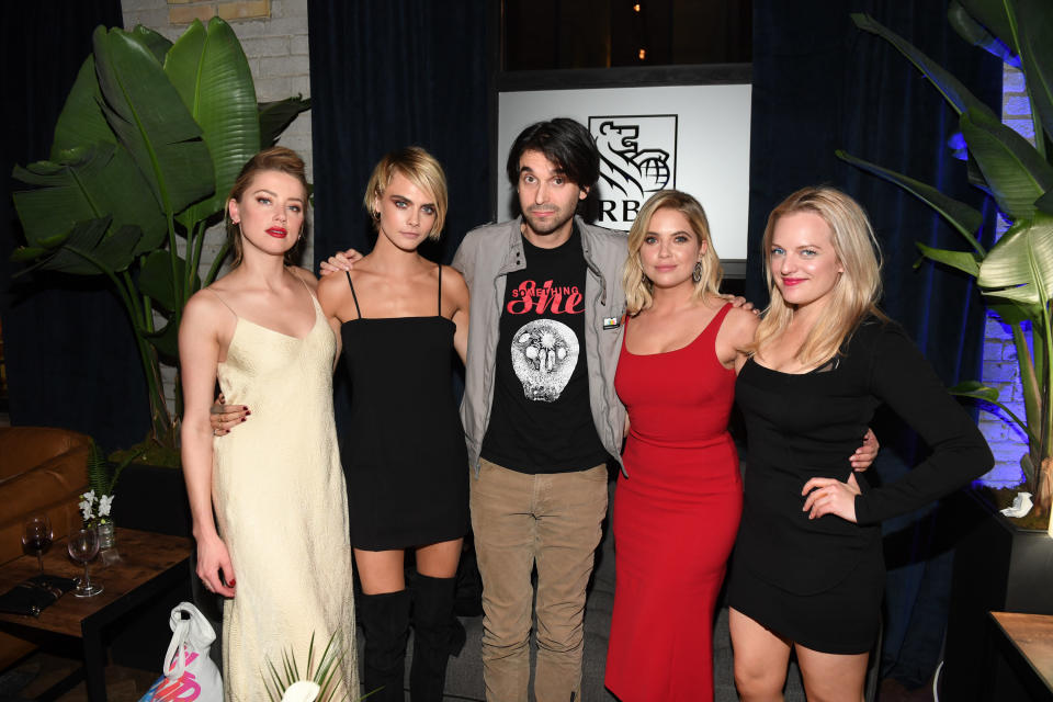 Amber Heard, Cara Delevingne, Alex Ross Perry, Ashley Benson y Elisabeth Moss en una fiesta en el marco del Festival de Cine de Toronto en 2018.  (Photo by Sonia Recchia/Getty Images for RBC)