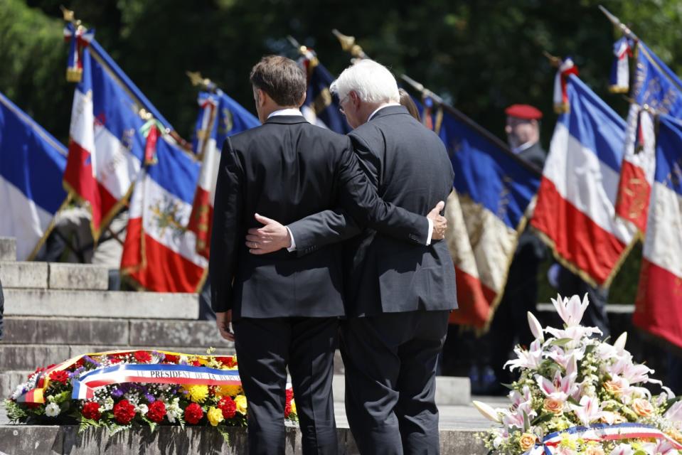 <span>Le président français Emmanuel Macron et le président allemand Frank-Walter Steinmeier lors d'une cérémonie d'hommage marquant le 80e anniversaire du massacre de 643 personnes à Oradour-sur-Glane par des Nazis, le 10 juin 2024</span><div><span>Ludovic MARIN</span><span>POOL</span></div>