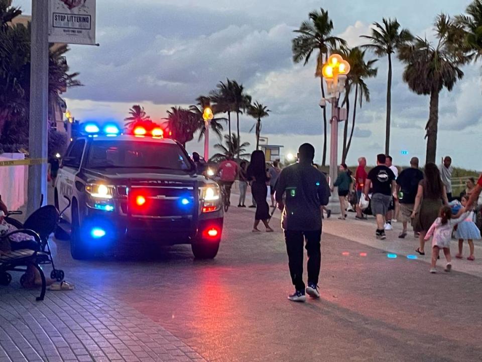 La policía responde a un tiroteo en un área cerca de la playa de Hollywood, Florida, el lunes 29 de mayo de 2023.