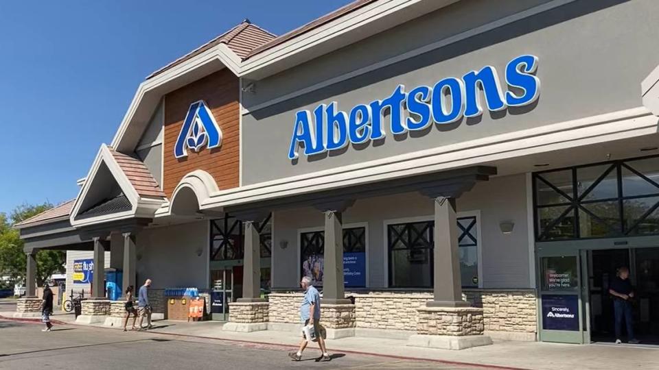 Shoppers at Albertsons’ supermarket at 16th and State streets in Boise. The store was built on the site where Joe Albertson opened his first store in 1939.