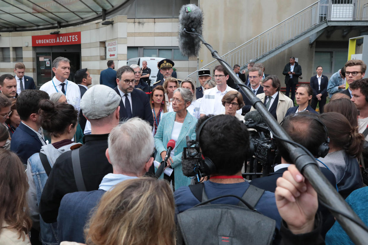 L’État mobilise plus d’un milliard pour revaloriser les soignants, notamment pour le travail de nuit et le dimanche (Elisabeth Borne annonçant l’enveloppe de plus d’un milliard pour la santé, à Rouen le 31 août 2023) 