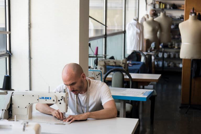 Modistas y sastres confeccionan las prendas para todas las obras del Complejo Teatral de la Ciudad de Buenos Aires en el taller, que queda dentro del propio edificio del Teatro San Martín