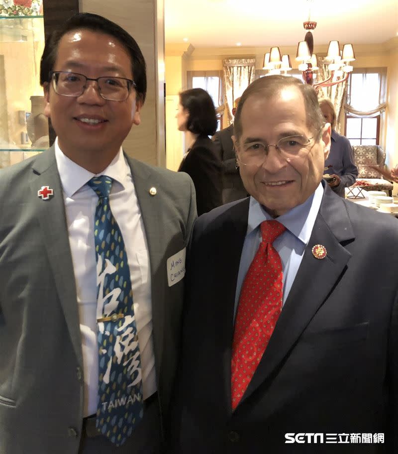 （上圖）江明信與參議員梅南德茲（Bob Menendez）；（下圖）每每出席重要場合、拜會美國官員、議員時，江明信都會繫上印有「台灣」字樣的領帶。（圖／資料照）