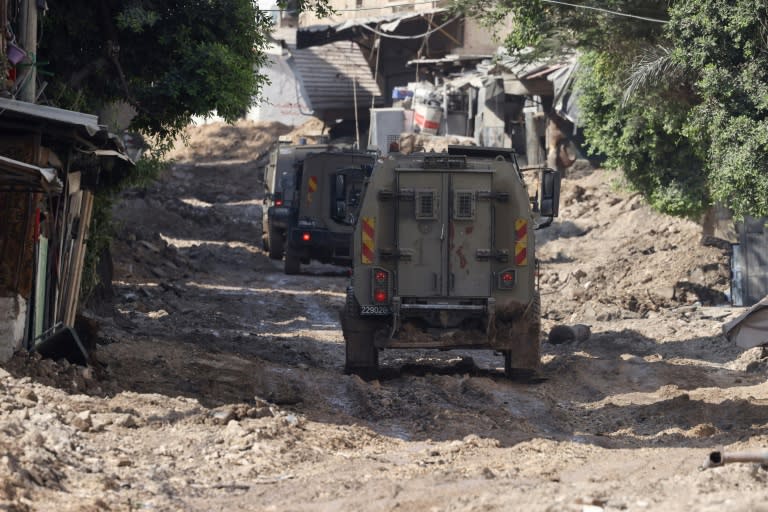 Unos vehículos militares israelíes circulan durante una operación en el campamento de refugiados palestinos de Tulkarem, en Cisjordania ocupada, el 23 de julio de 2024 (Jaafar Ashtiyeh)