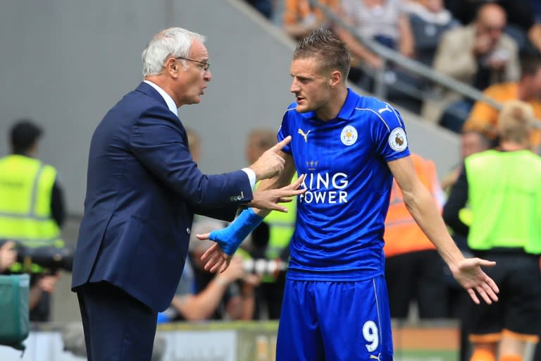 Leicester City's manager Claudio Ranieri (L) talks with striker Jamie Vardy (R) on the touchline during the match against Hull City on August 13, 2016