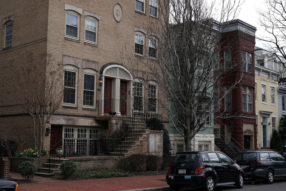 The Washington townhouse where Pruitt rents a room in a deal that has spurred criticism is pictured on the left. (Photo: Alex Wong via Getty Images)