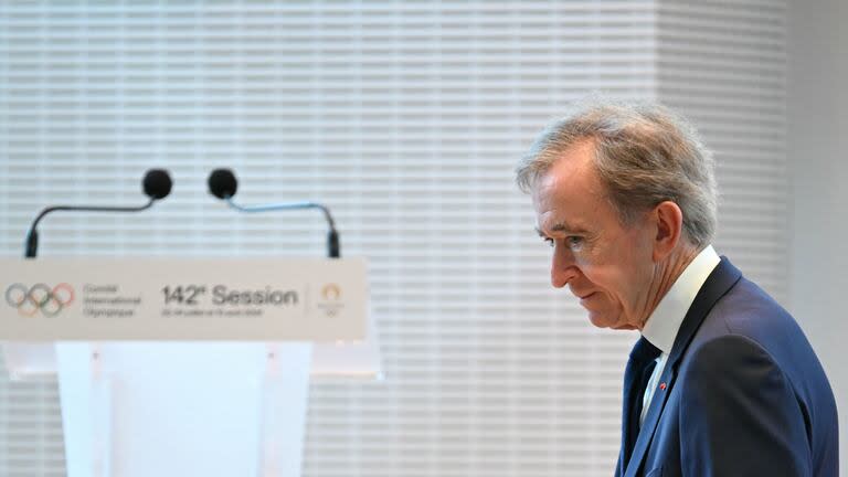 El CEO de LVMH, Bernard Arnault, en una sesión informativa por los Juegos Olímpicos de París 2024. (Fabrice COFFRINI / AFP)
