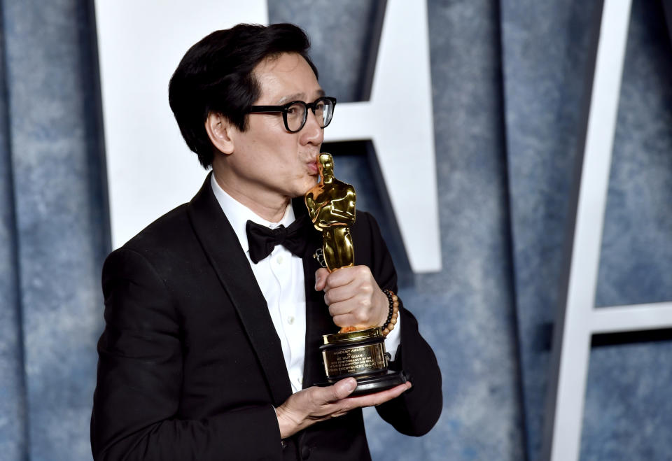 Ke Huy Quan, ganador del Oscar a mejor actor de reparto, llega a la fiesta de Vanity Fair tras los Oscar el domingo 12 de marzo de 2023, en el Wallis Annenberg Center for the Performing Arts en Beverly Hills, California. (Foto Evan Agostini/Invision/AP)