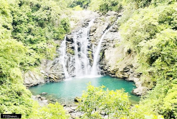 富含負離子的雙流瀑布。（記者陳真攝）