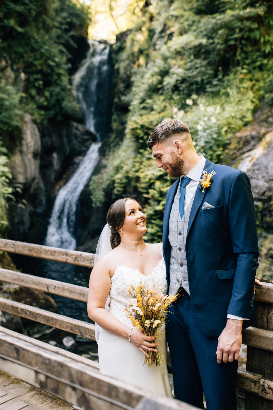 Lauren and Adam on their big day surrounded by stunning scenery (Images @agapestories_)