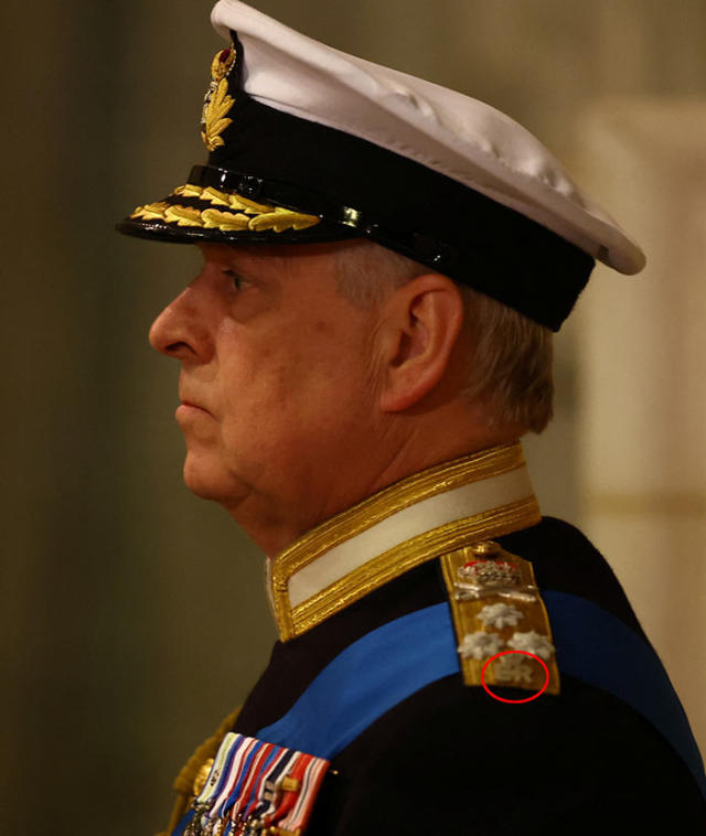 El duque de York luce las iniciales ER de la Reina en su uniforme