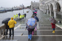 L'Amministrazione comunale di Venezia presenterà richiesta di stato di crisi alla Regione Veneto. Il sindaco Brugnaro: "Tutti i cittadini e le imprese raccolgano materiale utile a dimostrare i danni subiti con fotografie, video, documenti o altro nei prossimi giorni comunicheremo le modalità precise per la richiesta di contributo". Disposta intanto la chiusura delle scuole di Venezia e isole di ogni ordine e grado. (Photo by Stefano Mazzola/Awakening/Getty Images)