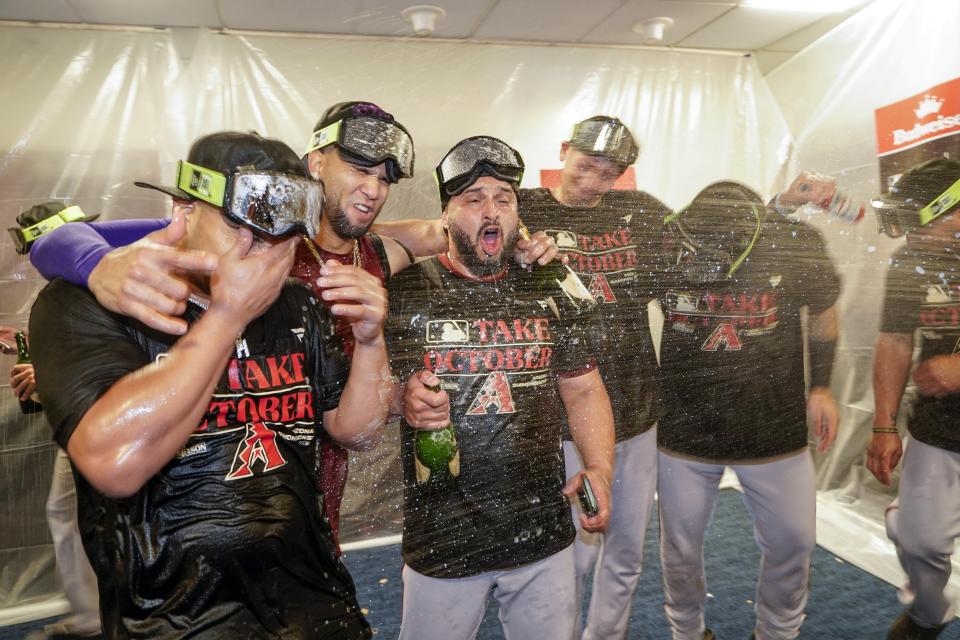 Los Diamondbacks de Arizona festejan tras eliminar a los Cerveceros de Milwaukee, en el segundo juego de la serie de comodines de la Liga Nacional, el miércoles 4 de octubre de 2023 (AP foto/Morry Gash)