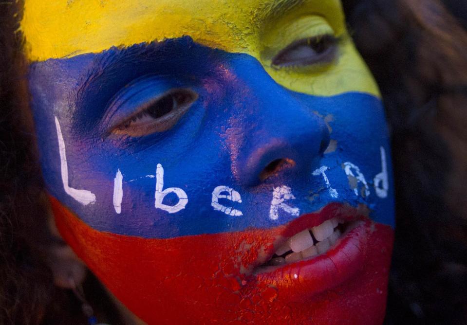 Una manifestante participa en una marcha de protesta contra el gobierno del presidente Nicolás Maduro y lo hace con su cara pintada con los colores de la bandera venezolana y la palabra "Libertad" en Caracas, Venezuela, el miércoles 16 de abril de 2014. T(AP Photo/Ramon Espinosa)