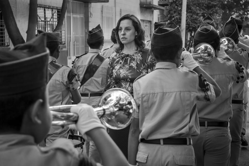 En esta imagen difundida por Netflix, Marina de Tavira, en el centro, en una escena de "Roma" de Alfonso Cuarón. El martes 23 de abril del 2019, De Tavira fue nominada al Premio Ariel a la mejor coactuación femenina por su trabajo en esta cinta. (Carlos Somonte/Netflix vía AP)