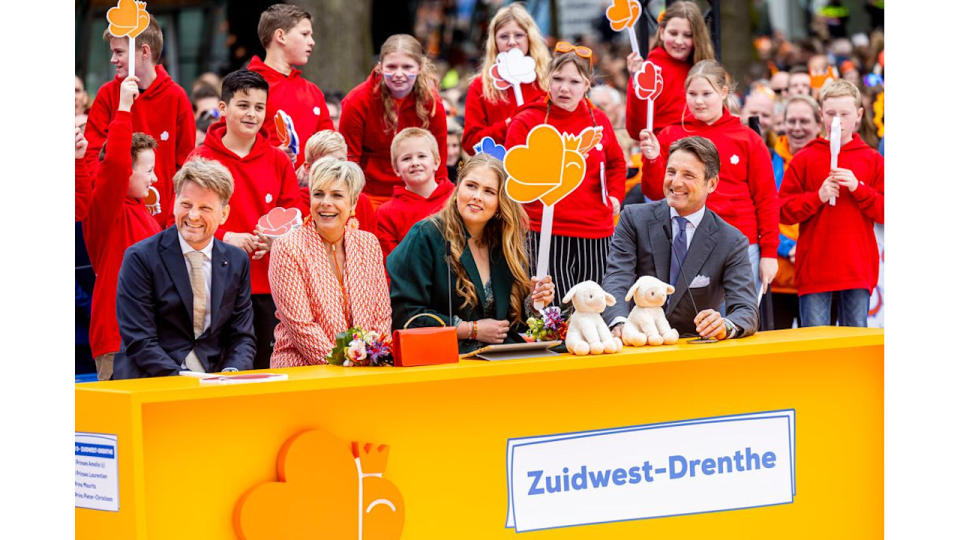 Prince Pieter-Christiaan, Pruncess Laurentien, Crown Princess Catharina-Amalia and Prince Maurits at an orange desk