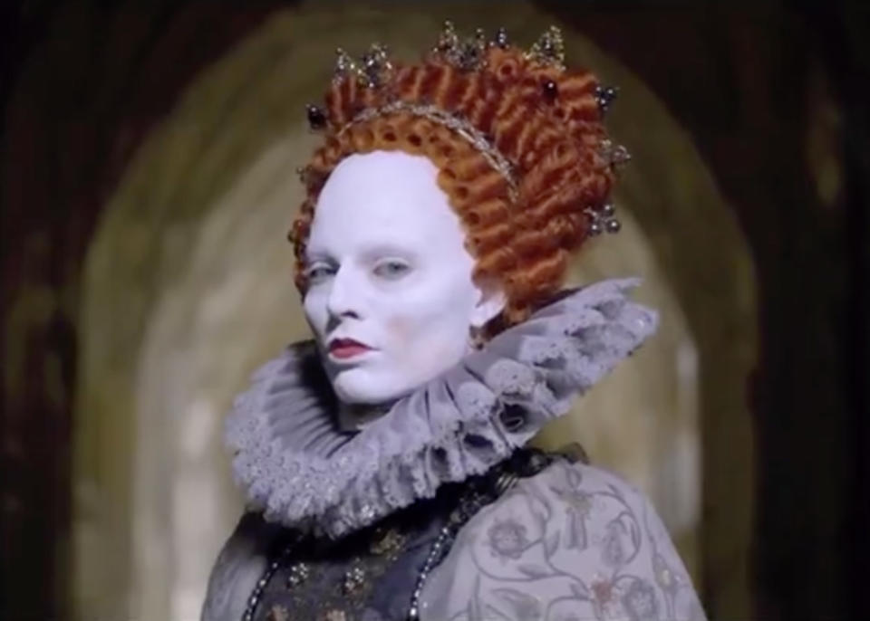 Weiße Schminke, kunstvolle Perücke: Das ist tatsächlich Margot Robbie als Königin Elisabeth I. (Bild: Screenshot/ Universal)