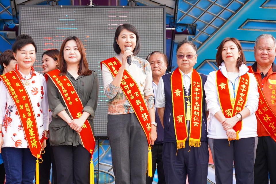 台中市烏日玉闕朝仁宮和南投草屯敦和宮每年舉辦參香活動，南投縣長許淑華及信眾於台中與草屯交界烏溪橋頭設香案，隆重迎接。（記者陳金龍攝）