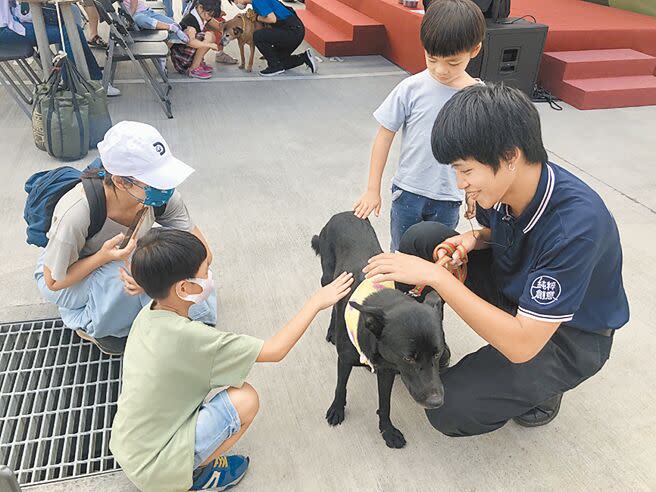 「小小動物照護員體驗」帶著小朋友們體驗如何照顧犬貓，及準備飼料、鏟貓砂。（張芷瑜攝）