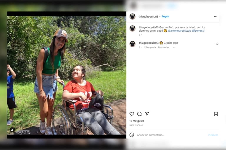 Antonela se tomó una foto con una fan durante su estadía en Misiones (Foto: Instagram @thiagoboquita13)