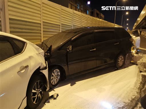 台中沙鹿路橋上方往沙鹿方向發生重大事故，5車和機車撞成一團還火燒車。（圖／翻攝畫面）