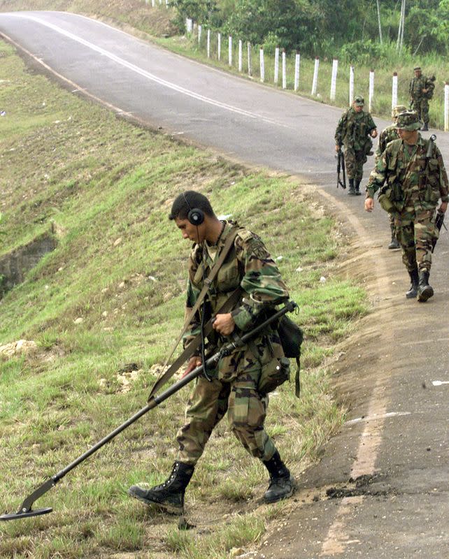 Foto de archivo. Soldados del Ejército colombiano buscan minas cerca al batallón Cazadores en San Vicente del Caguán, en el departamento del Caquetá