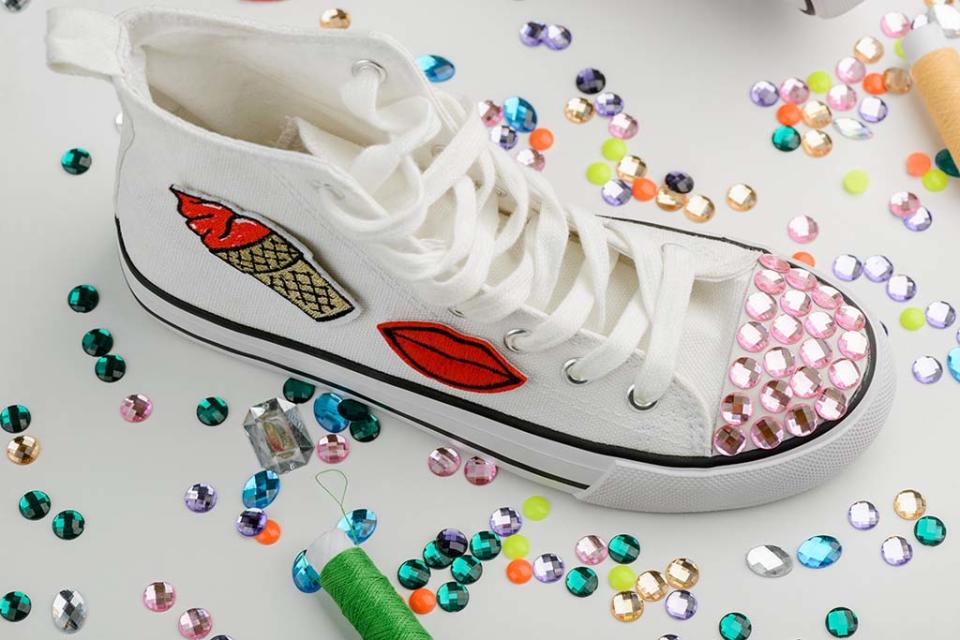 how to Customized sneakers, DIY, bedazzle, laces, canvas, glitter.