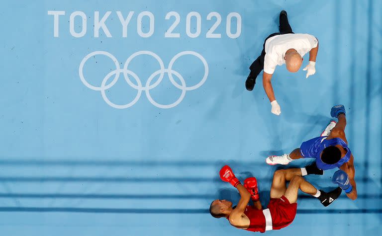 Eldric Sella Rodríguez (rojo) del Equipo Olímpico de Refugiados es derribado por Euri Cedeno Martínez de la República Dominicana durante el Medio Masculino (69-75 kg) en el tercer día de los Juegos Olímpicos de Tokio 2020 en Kokugikan Arena en julio 26, 2021 en Tokio, Japón.