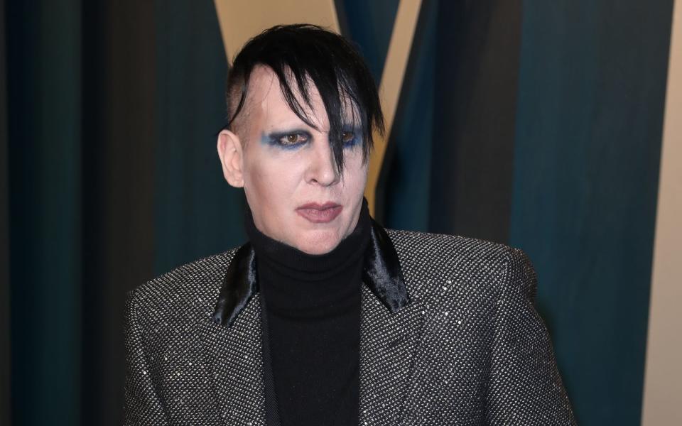 Hat Marilyn Manson 2019 eine Kamerafrau bespuckt? In New Hampshire liegt ein dementsprechender Haftbefehl vor, doch der Anwalt des 52-Jährigen bestreitet die Vorwürfe. (Bild: Getty Images / Toni Anne Barson)