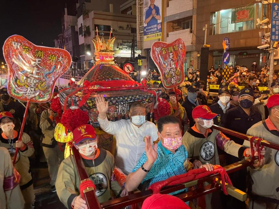 大甲媽祖遶境彰化市區時，引爆近年來最大規模衝突，還導致彰化警分局副分局長及三名員警受傷。   圖：截自大甲鎮瀾宮臉書