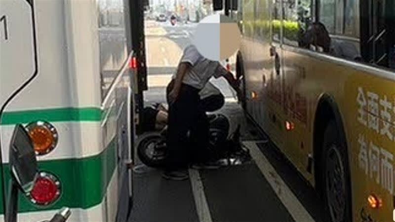 陳女連人帶車犁田倒地。（圖／翻攝畫面）