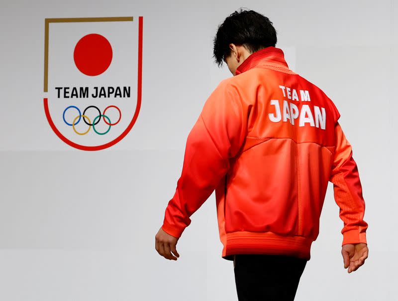 El gimnasta japonés Daiki Hashimoto asiste a la ceremonia de presentación de los uniformes oficiales para los Juegos Olímpicos y Paralímpicos de París en Tokio