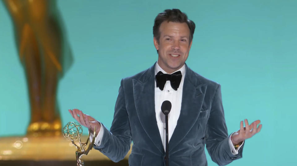 En esta imagen de video emitida por la Academia de la Televisión, Jason Sudeikis recibe el premio Emmy al mejor actor en una serie de comedia, por "Ted Lasso", el domingo 19 de septiembre de 2021 en Los Angeles. (Television Academy via AP)