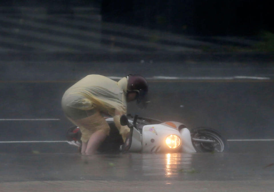 Typhoon Meranti hits Taiwan and heads for China